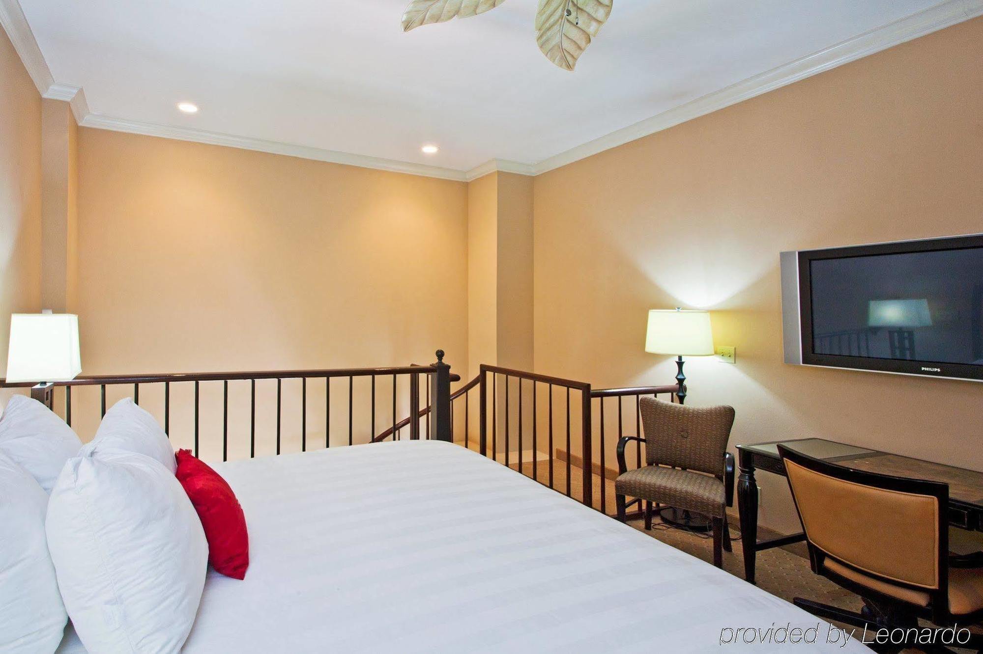 Crowne Plaza Pensacola Grand Otel Oda fotoğraf